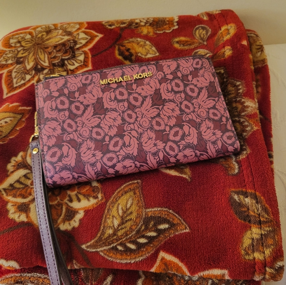 Michael kors Spacious Wallet Wristlet.